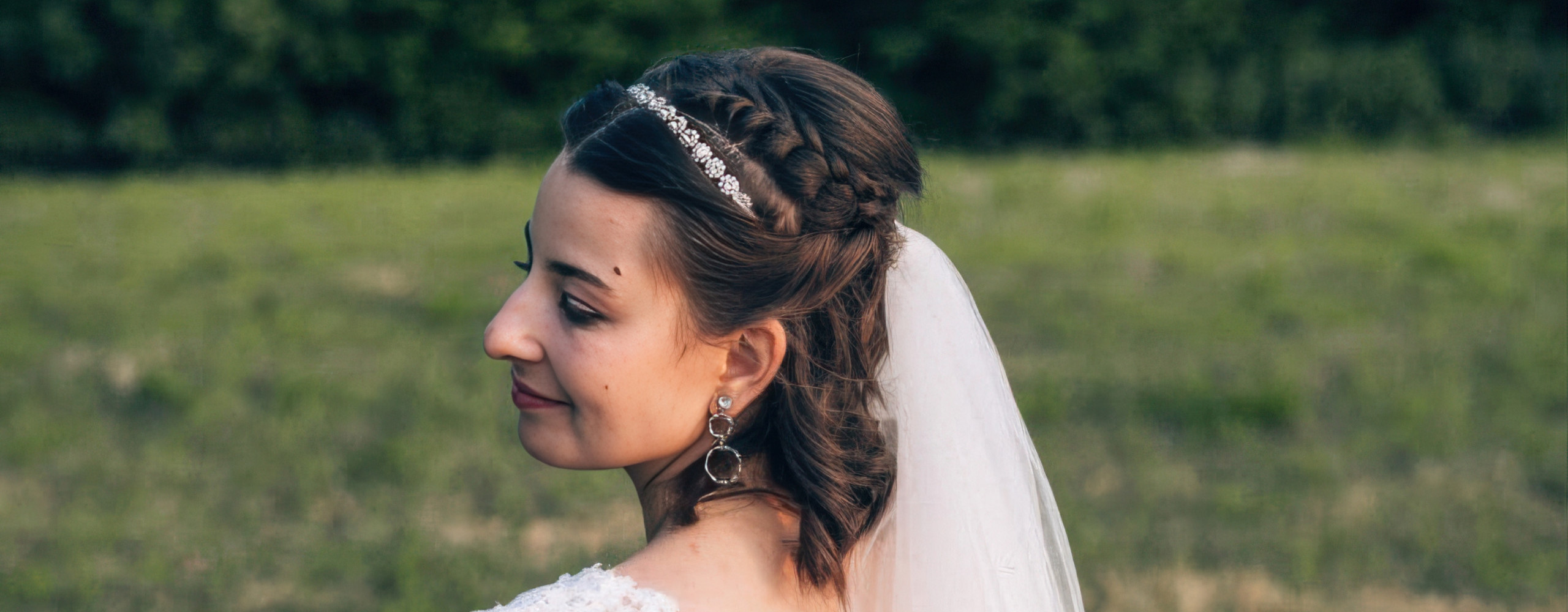 Lange, glatte Haare mit weichem Farbverlauf von dunklerem Ansatz zu helleren Spitzen. Seidige Haarstruktur mit natürlichem Glanz in einer Nahaufnahme.